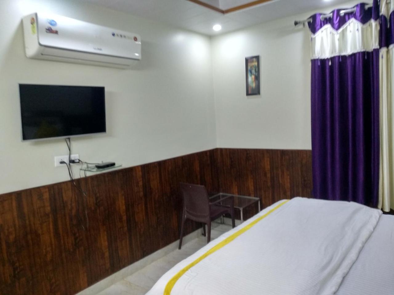 Hotel Rb Palace Dhaulpur Esterno foto