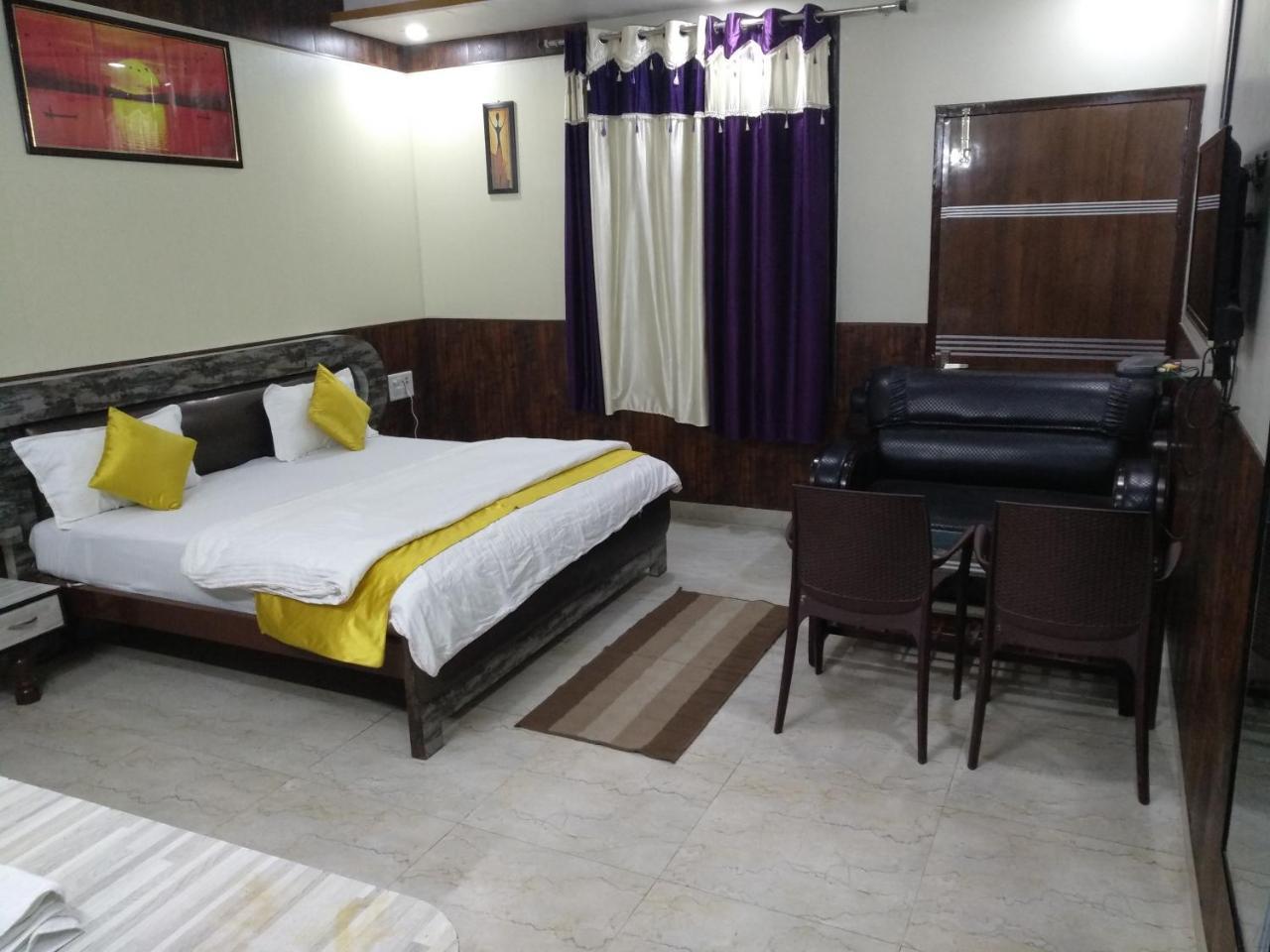 Hotel Rb Palace Dhaulpur Esterno foto